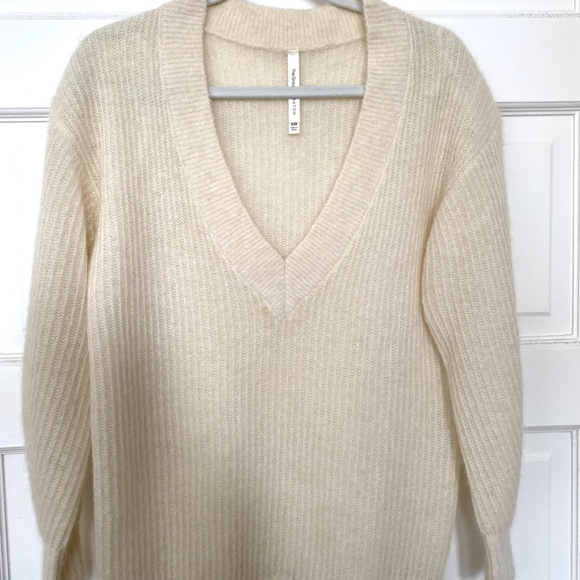 Aritzia - Klein Sweater - Picture 6 of 6